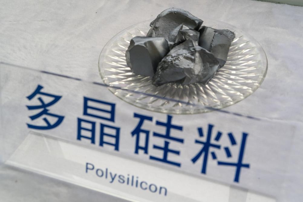 工业硅主力（SI2612）报13,850元/吨，震荡上行，多晶硅需求回暖叠加云南